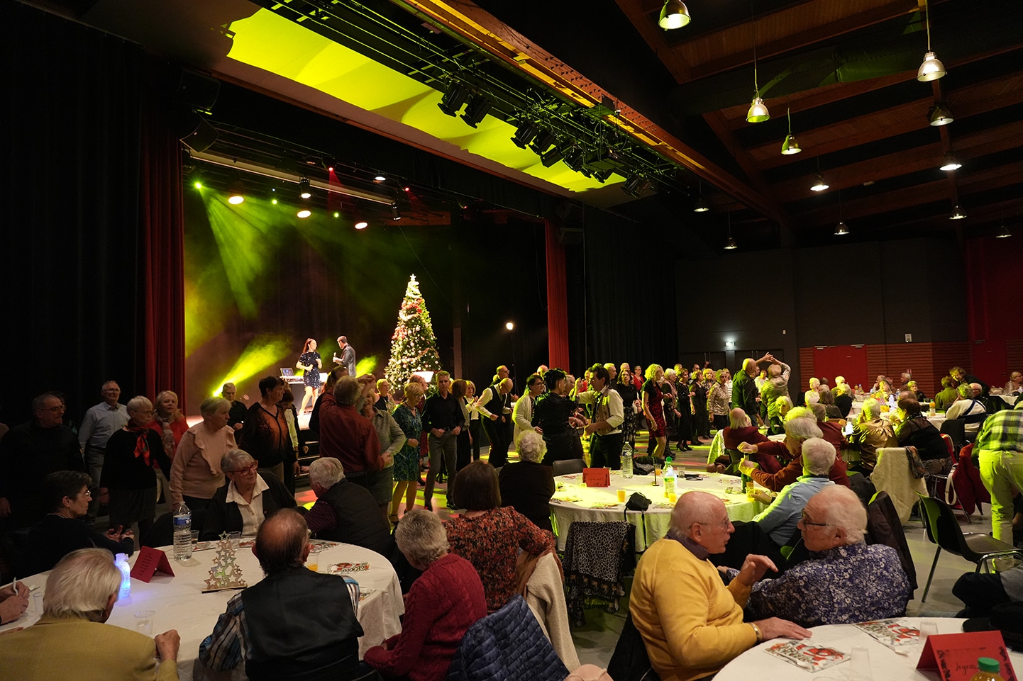 200 seniors pour ouvrir le bal des festivités de Noël